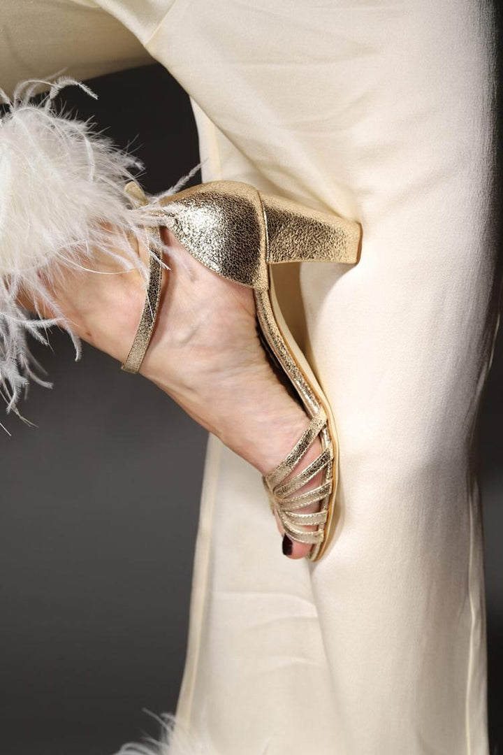 Talons larges peep toe brillants métallisés Or avec bride de cheville et boucle