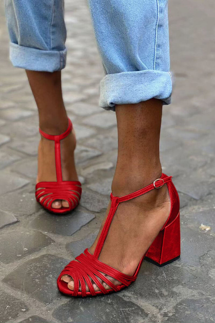 Talons larges peep toe avec boucle, bride T et brides
