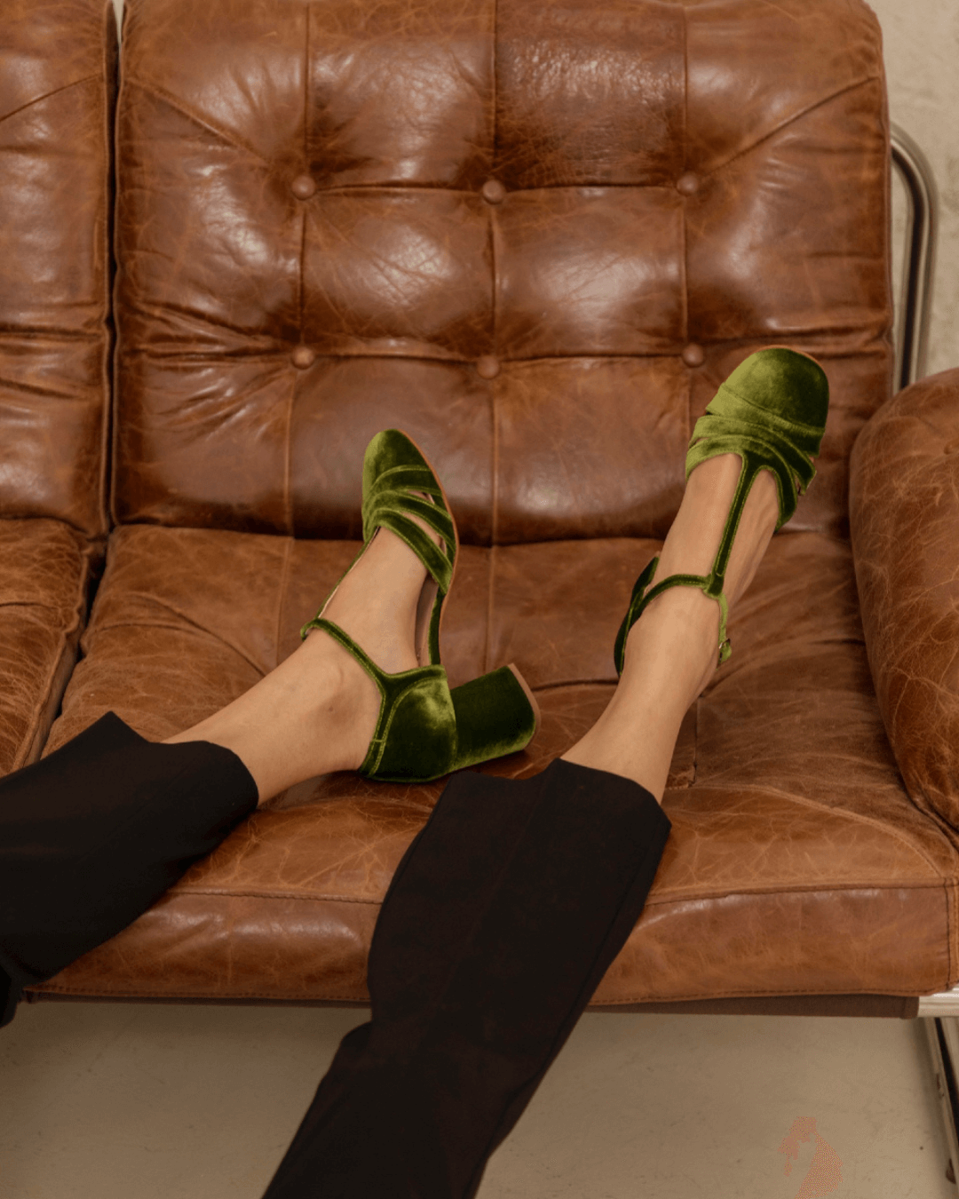 Talons larges cut-out en velours avec boucle et bride en T