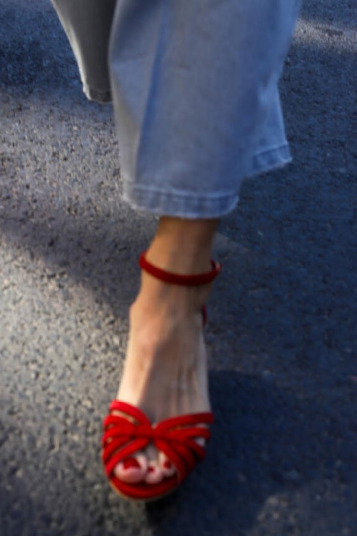 Sandales en suédine rouge à bout ouvert avec des brides croisées