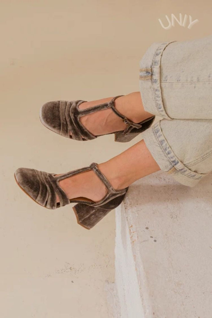 Talons larges cut-out en velours avec boucle et bride en T