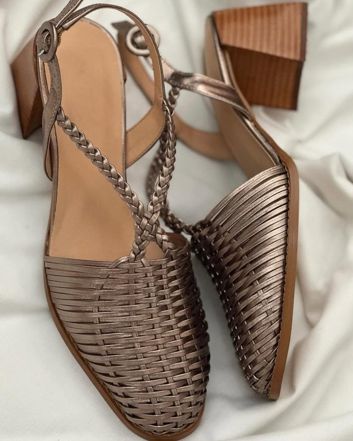 Talons blocs entrelacés métallisés Champagne à bout pointu avec brides