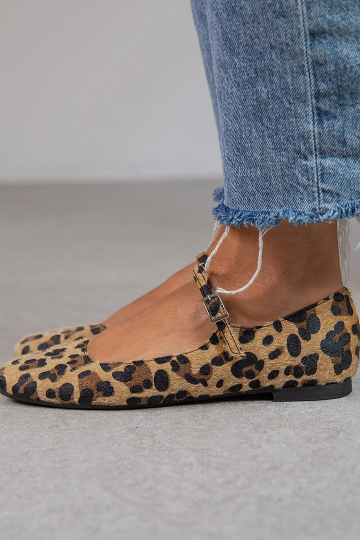 Ballerines imprimé léopard avec une sangle réglable