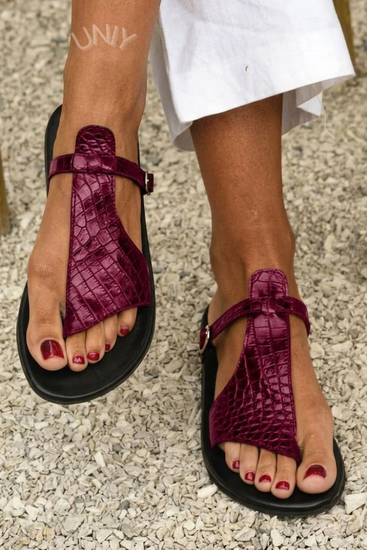 Sandales tongs effet crocodile avec bride et boucle sur le cou de pied