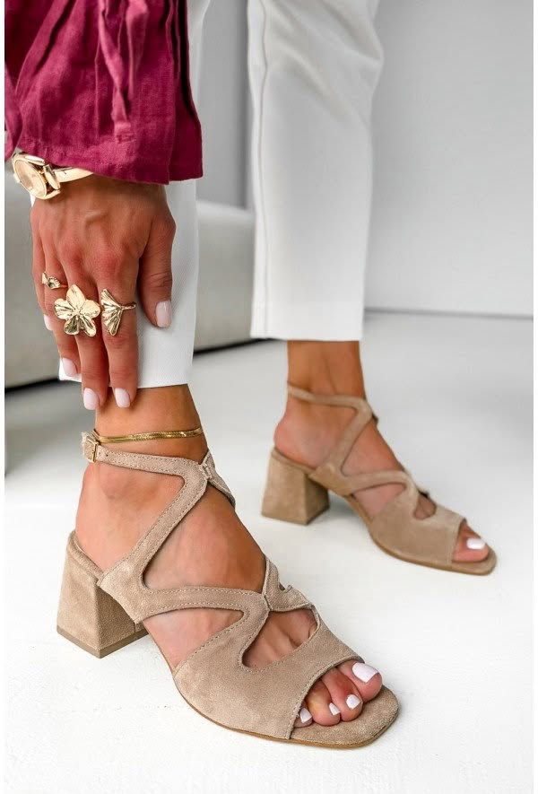 Talons carrés en suède beige avec bride à la cheville
