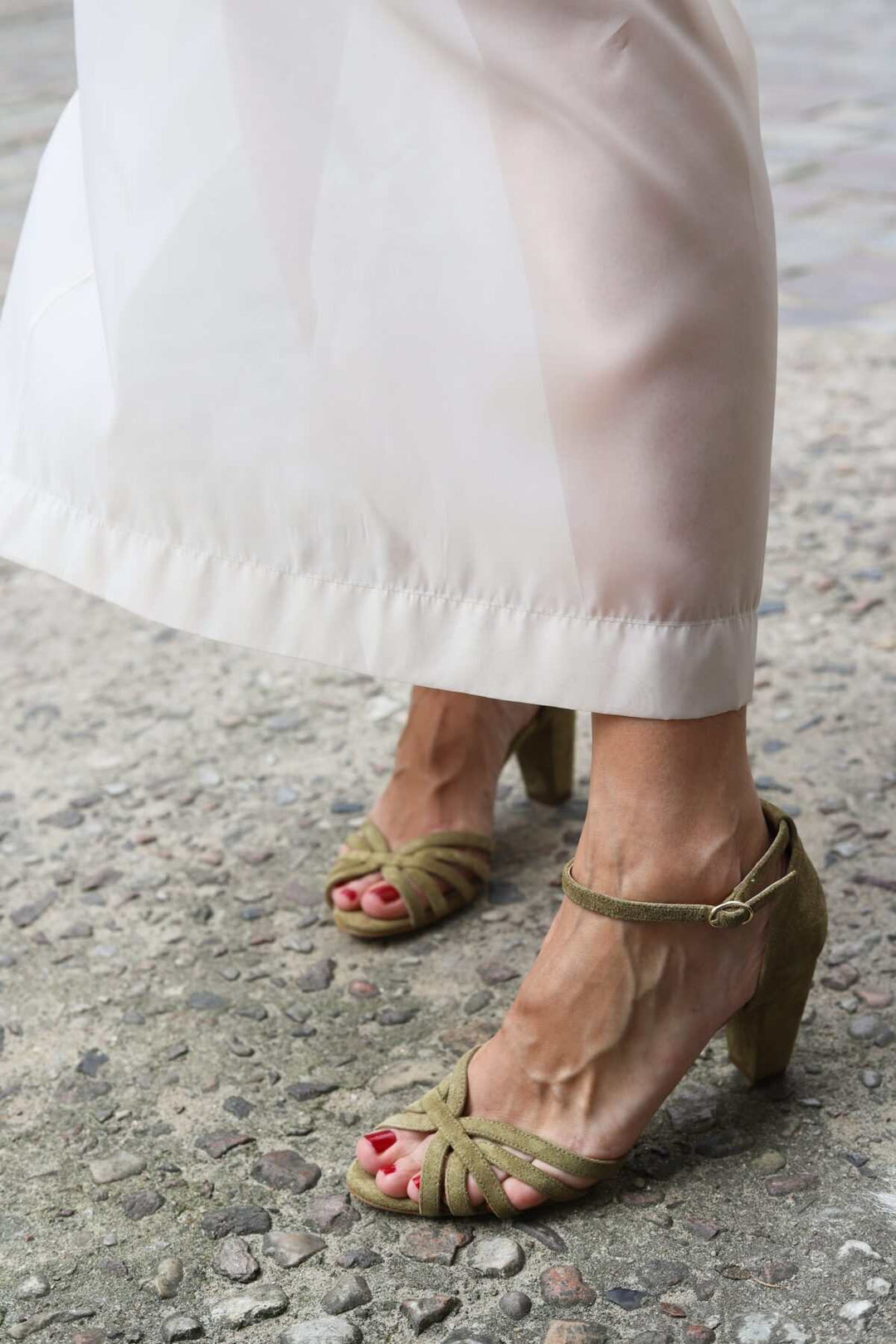 Sandales en suédine rouge à bout ouvert avec des brides croisées