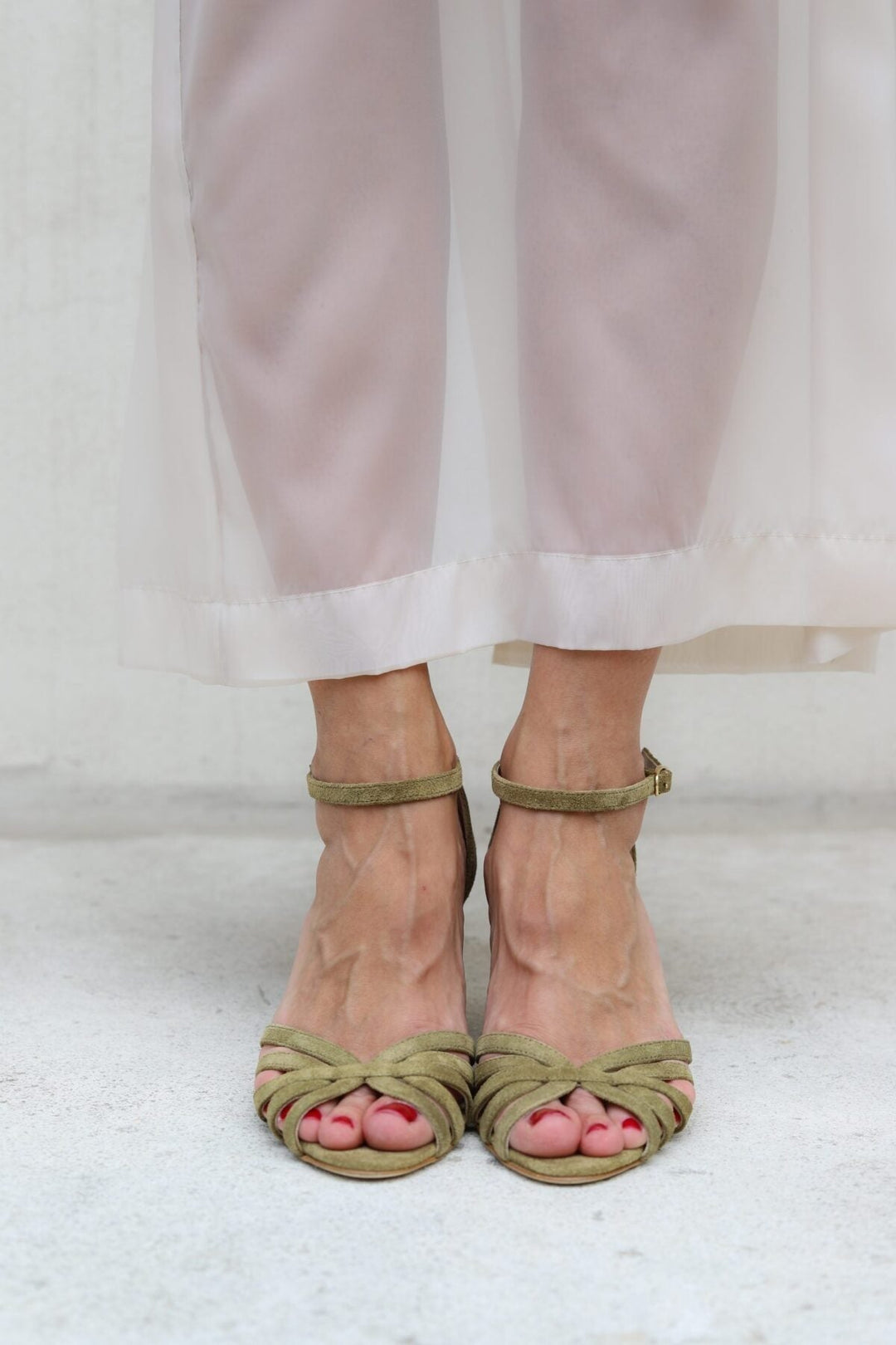 Sandales en suédine rouge à bout ouvert avec des brides croisées