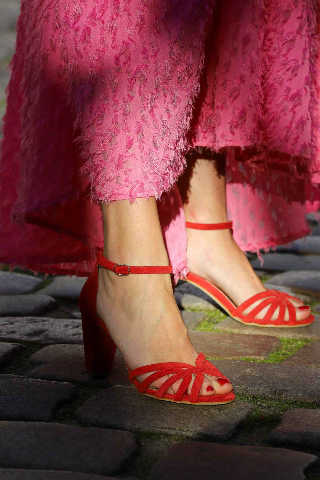 Sandales en suédine rouge à bout ouvert avec des brides croisées