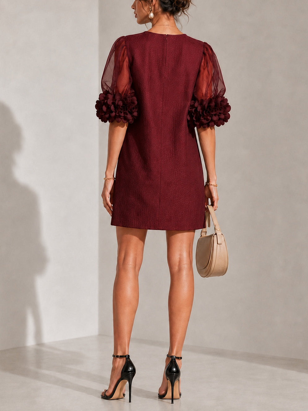 Janelle | Robe courte à manches transparentes et poignets fleuris