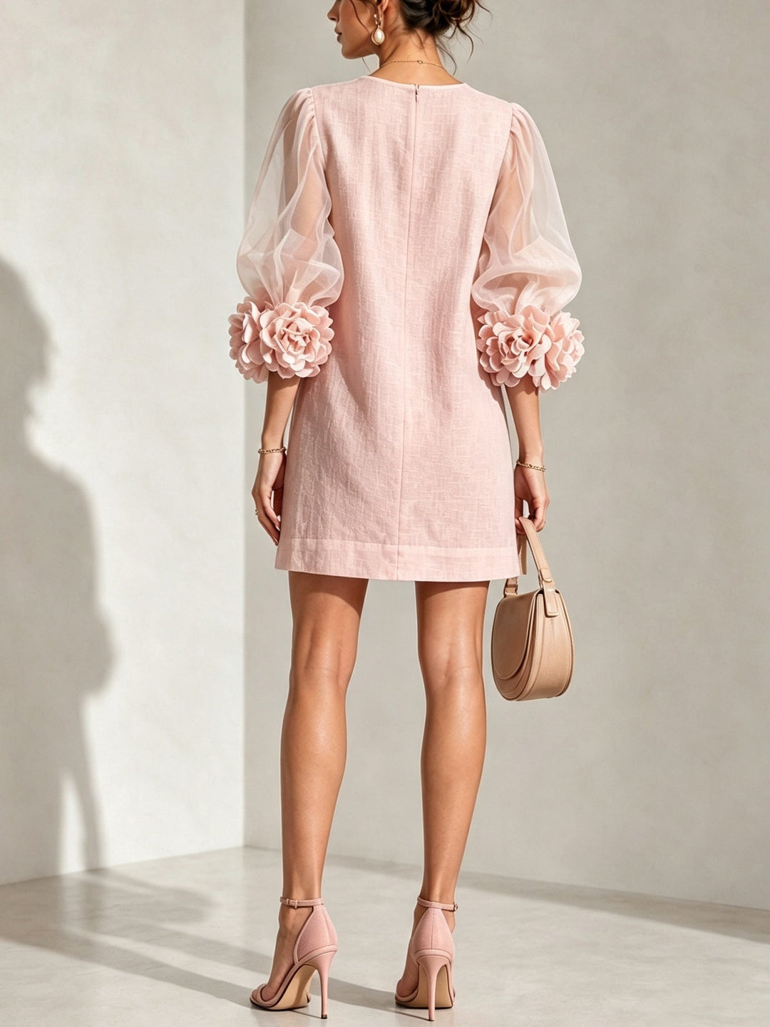 Janelle | Robe courte à manches transparentes et poignets fleuris