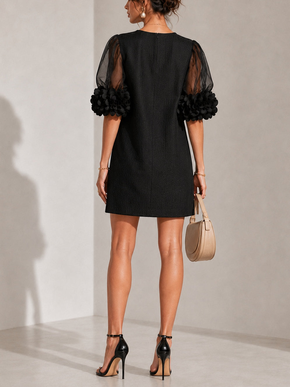 Janelle | Robe courte à manches transparentes et poignets fleuris