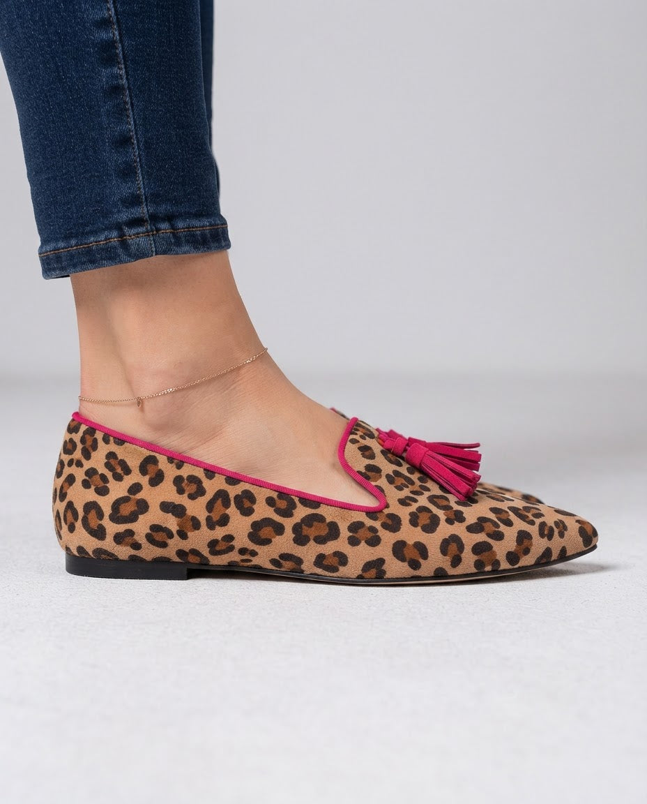 Gwendoline | Mocassins pointus léopard effet daim à pampilles fuchsia