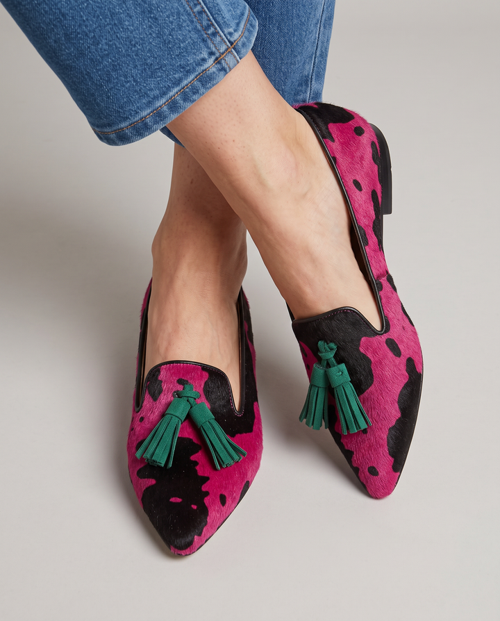 Lysiane | Mocassins pointus imprimé vache fuchsia à pampilles vertes